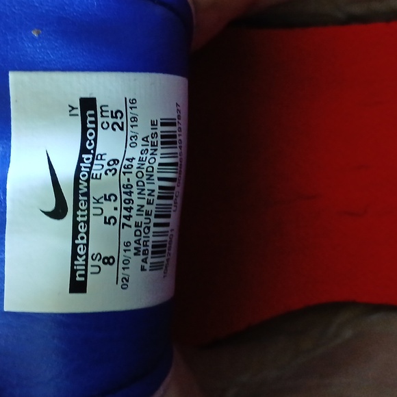 Nike Soccer Cleats - Picture 8 of 8